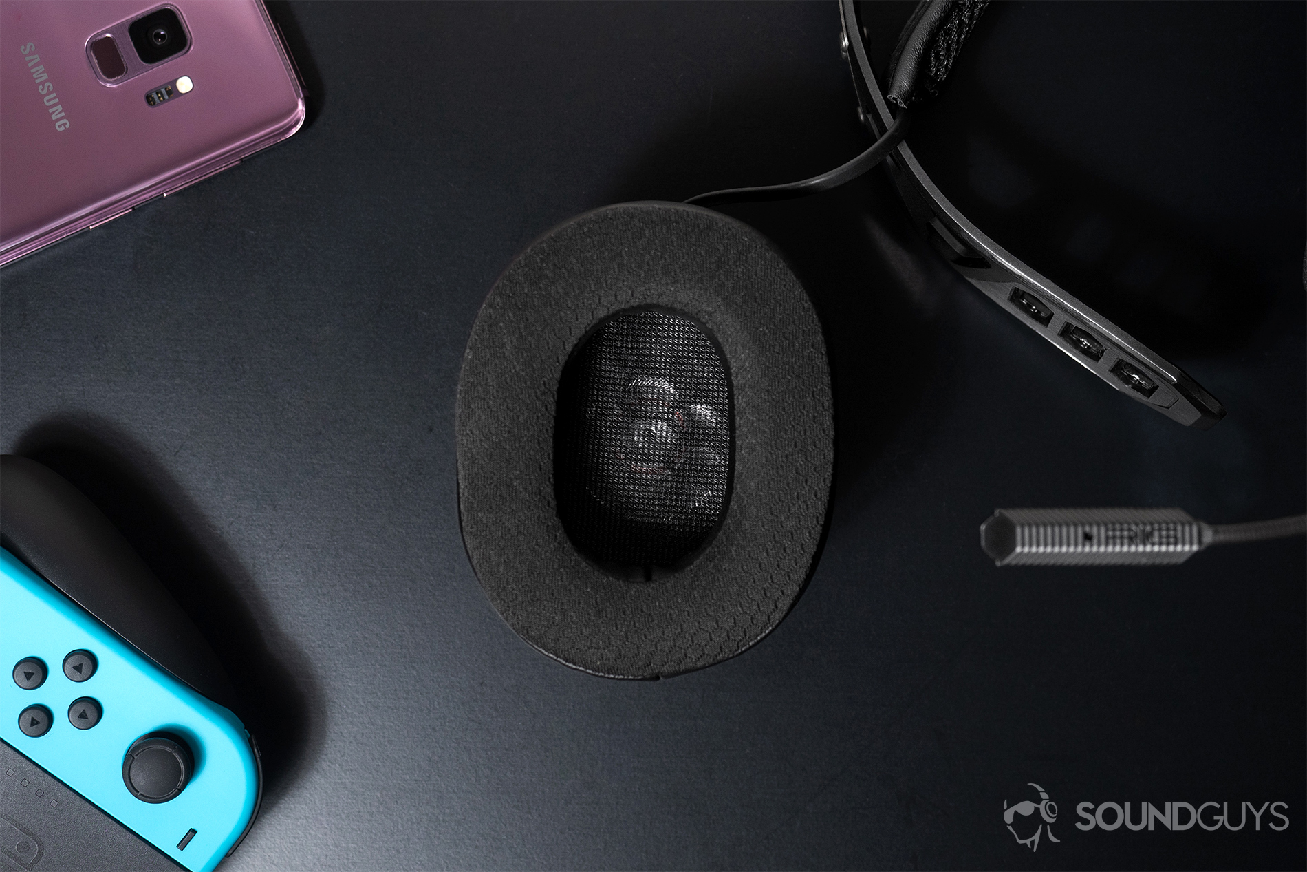 Plantronics_Rig 500 Pro-6 Top-down image of the detachable ear cup, both are detachable, with a Nintendo Switch in the bottom left corner and a Samsug S9 (lilac) in the top left corner of the image.