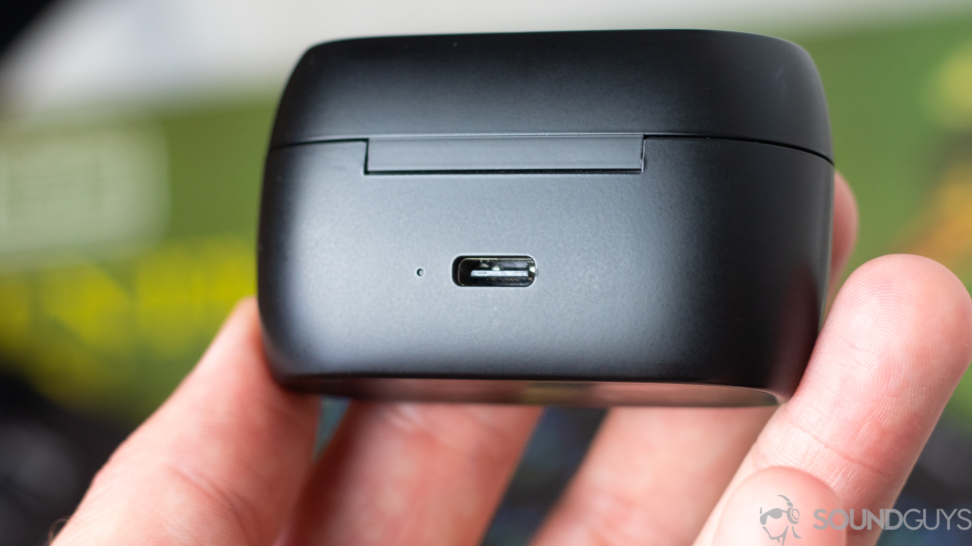 Jabra Elite 75t USB-C charging port Man holding the Jabra Elite 75t charging case with close-up of the USB-C charging port.