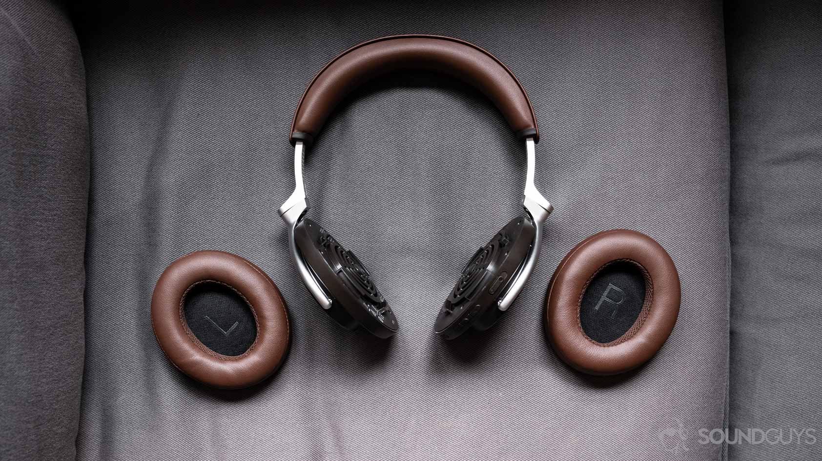Shure Aonic 50-noise canceling headphones removable earpads An aerial picture of the Shure Aonic 50 noise canceling headphones with the ear pads removed and to the side.