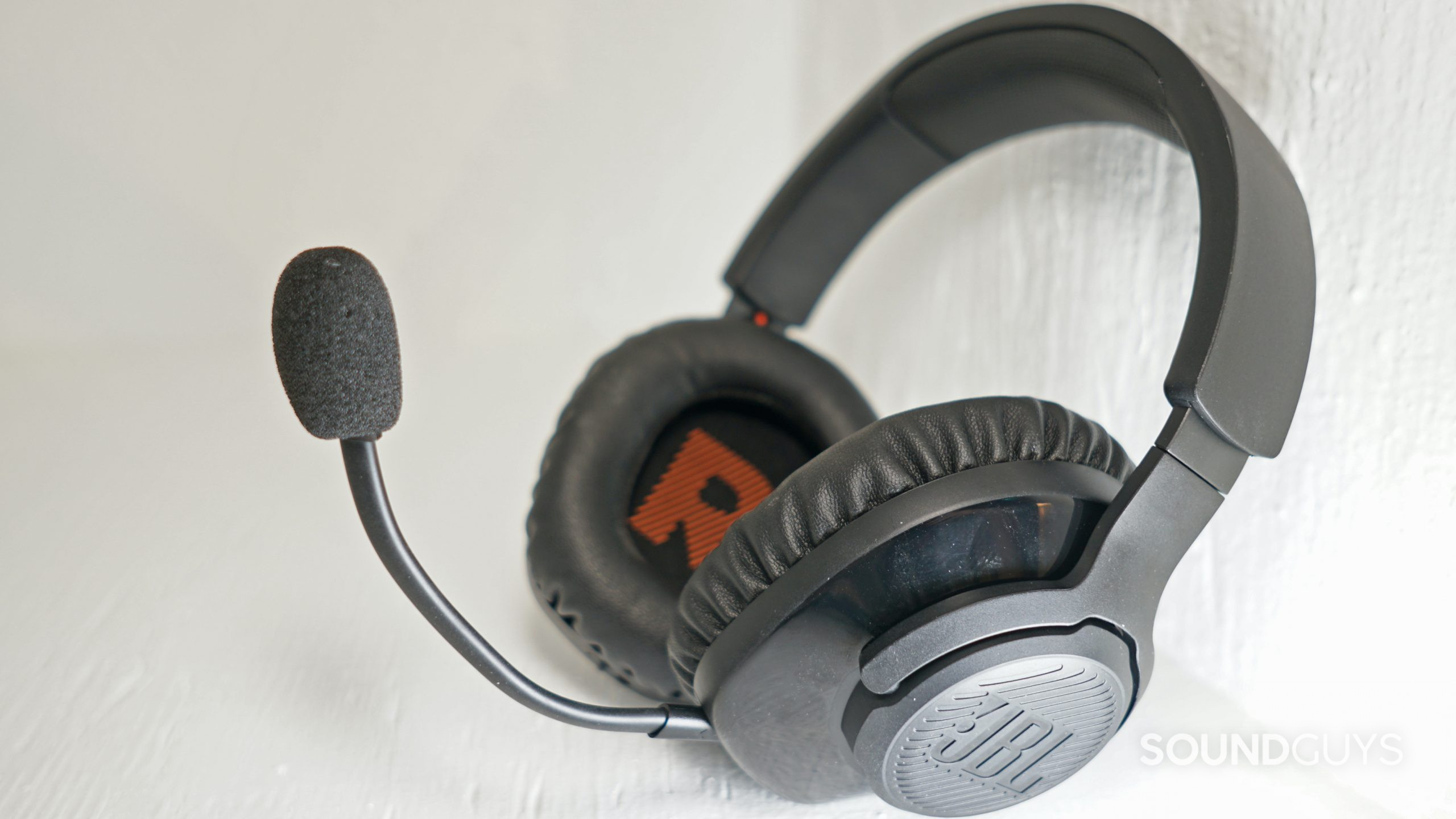 JBL-Quantum-350-leaning-shot JBL Quantum 350 Wireless headset leaning