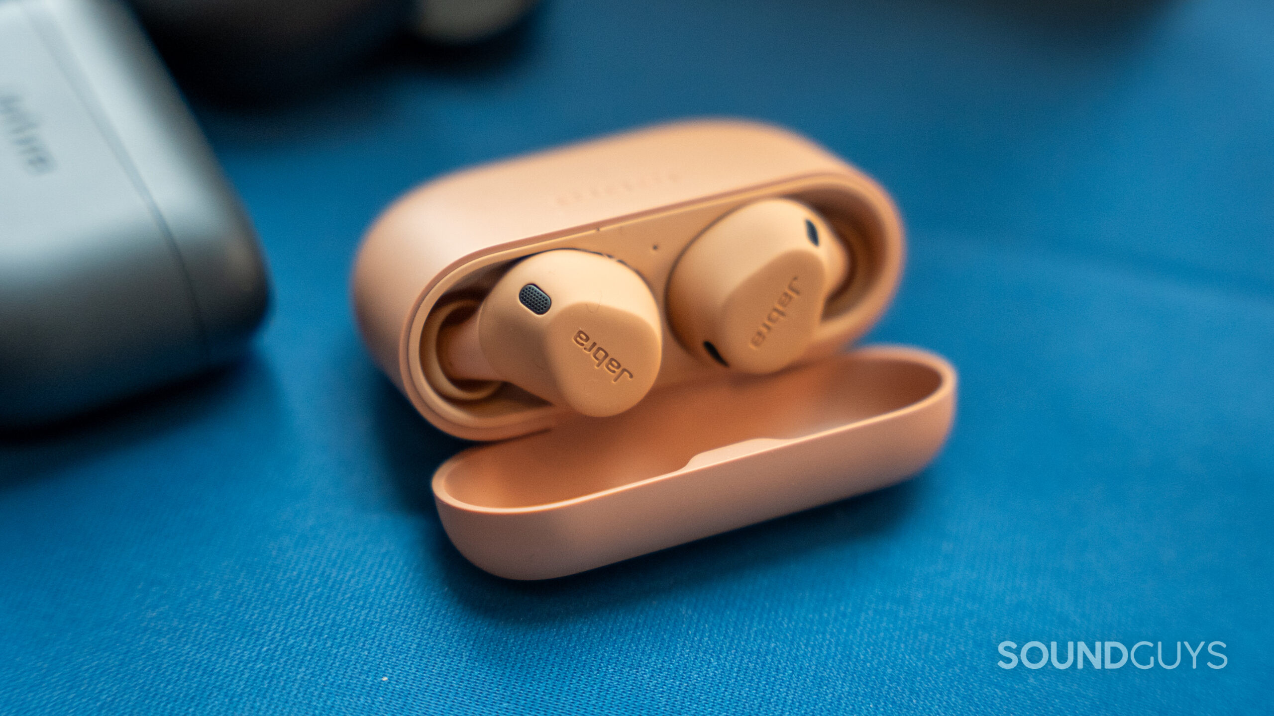 Jabra Elite 8 in pink in open case Jabra Elite 8 in pink in open case