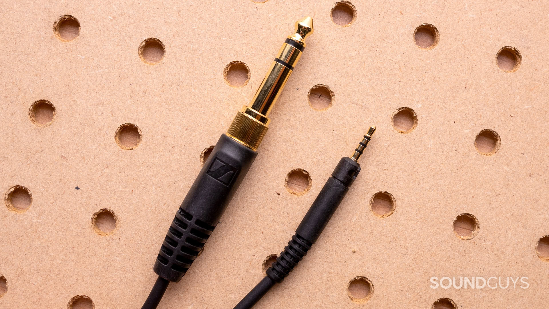 sennheiser-hd-550-termination A photo of the 3.5mm TRS and 2.5mm TRRS plugs of the cable.